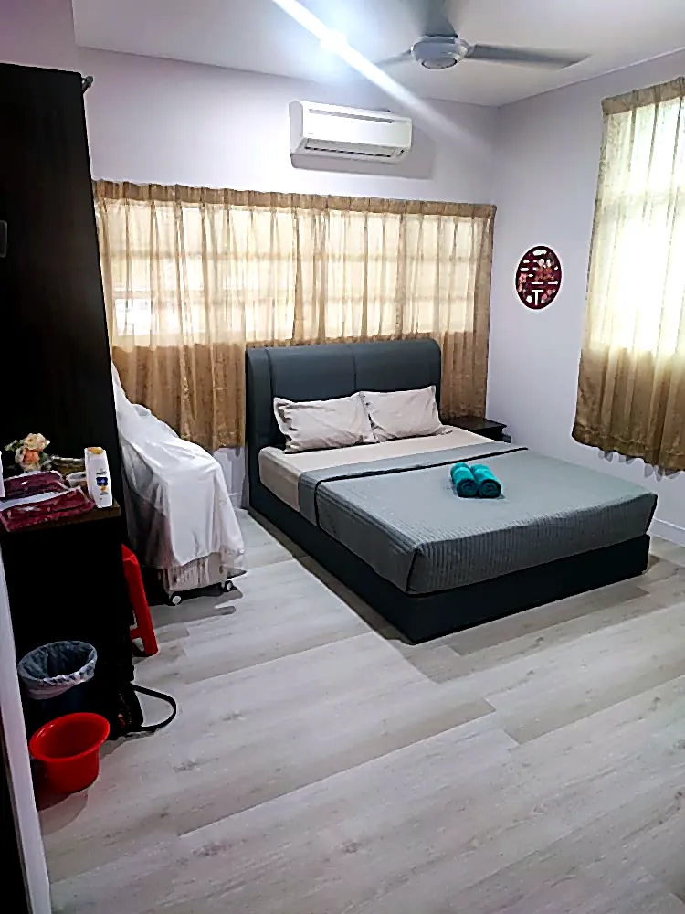 Queen room